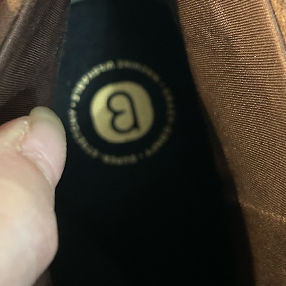 Bzees Women's "Olivia" Mustang Brown Washable Side Zip Booties Size 8.5 Pristine - Picture 5 of 8